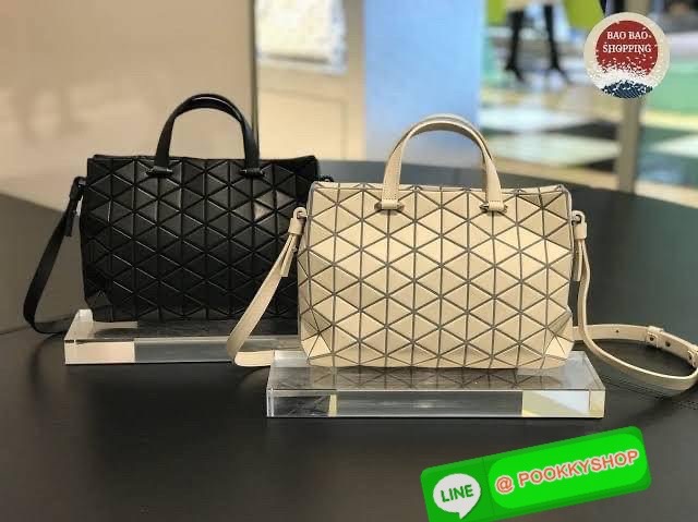 Bao Bao issey Miyake Tonneau Small Matte Bao Bao Issey Miyake รุ่น TONNEAU (ทอนโนะ) กระเป๋าทรง Boston Bag ที่โดดเด่นด้วยลายแพทเทิร์น 3 เหลี่ยมด้านเท่าเรียงต่อกัน ทำให้กระเป๋าใบนี้มีความโดดเด่นทั้งในเรื่องของดีไซน์ที่ทันสมัย และการใช้งานที่ครบทุกฟังก์ชั่น