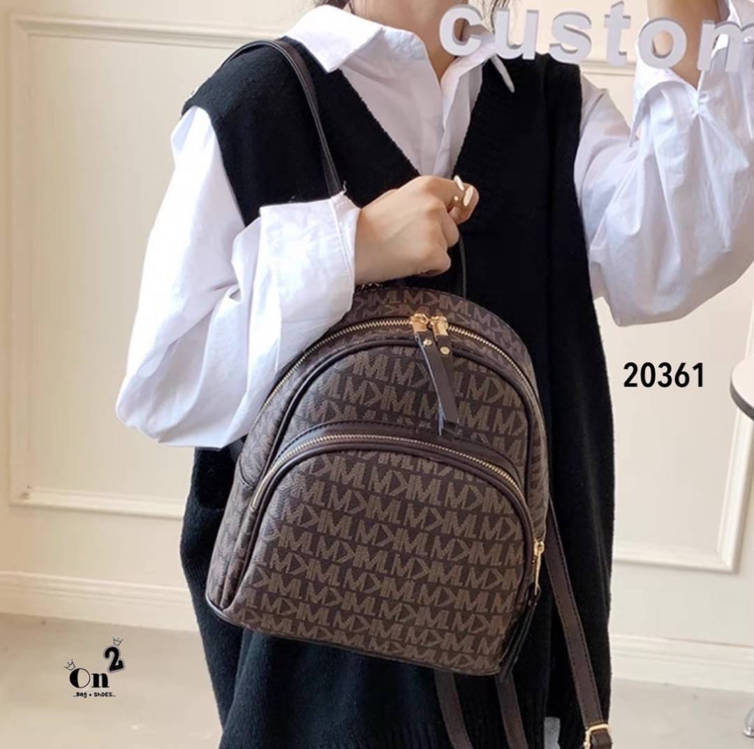 กระเป๋าสะพายเป้แฟชั่นมาใหม่ งานสไตล์แบรนด์ งานซิปมี 2 ช่องใช้งาน ขนาดกำลังดีน่าใช้มากค่ะ พร้อมส่งค่า