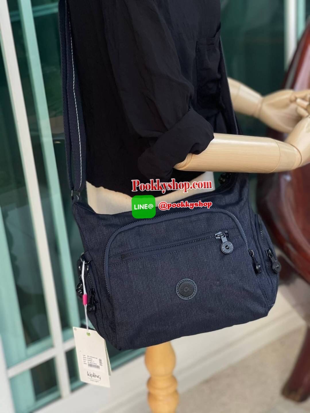 Kipling GABBIE S Crossbody Bag with Phone Compartment Bag กระเป๋าสะพายทรงครอสบอดี้ คอลเลคชั่นสุดฮิต แบบกระชับกับลำตัว วัสดุPolyamide100% มีช่องซิปใช้งานได้ทุกมุม ช่องใหญ่ภายในกว้าง ใส่มินิไอแพค กระเป๋าสตางค์ยาวและอื่นๆจุได้เยอะ สามารถสะพายได้ทั้งสายคู่และ