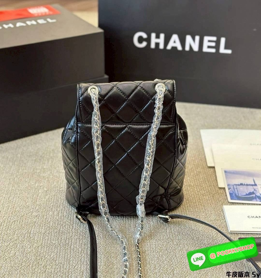 Chanel Duma Backpack กระเป๋าเป้ ไซส์น่ารัก สีพาสเทลสุดคิ้ว รูปทรงทันสมัยหนังเรียบสัมผัสนิ่ม ดีเทลความสวยมากมาย ทั้งสายรูดเก็บปาดกระเป๋า หรือจะช่องเปิดด้านหน้า ก็ดูหรูไปหมด ภายในโล่งกว้าง ใส่ของสำคัญได้ครบ สายสะพายปรับได้ตามต้องการอีกเล็กน้อย น่ารักน่าใช้ส