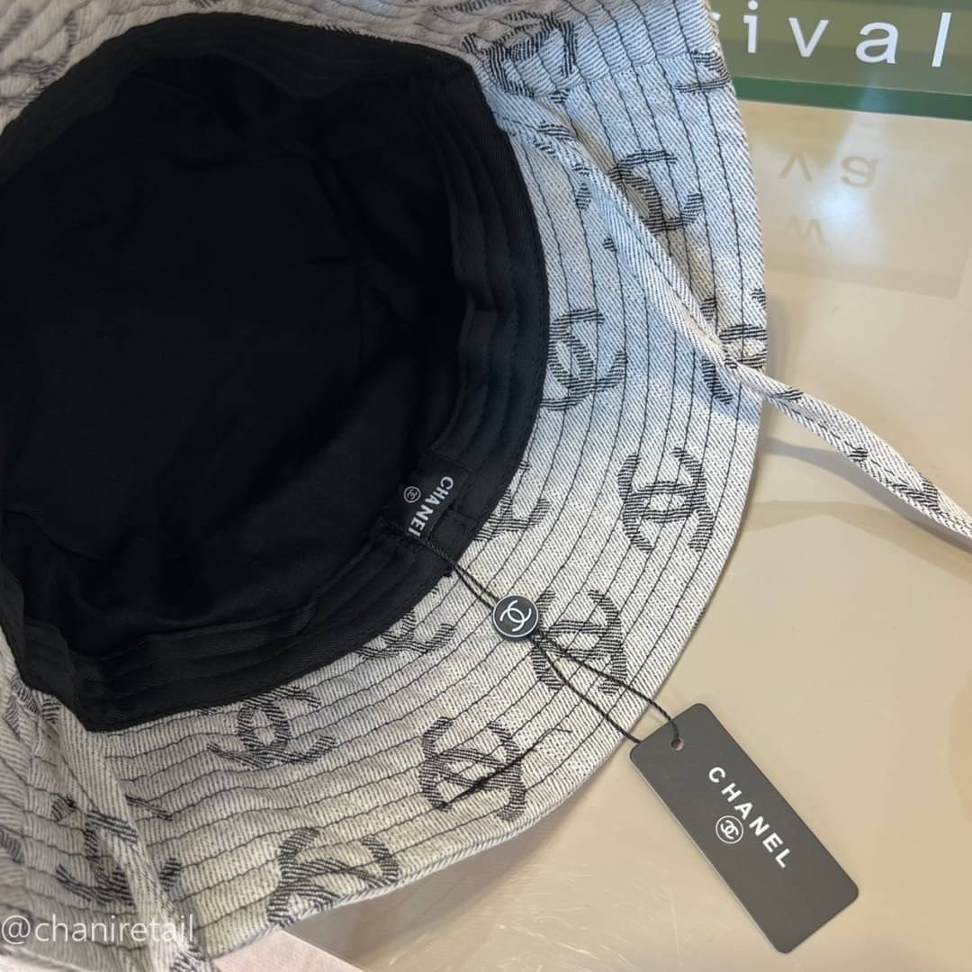 New Chanel Bucket hat Details: หมวก Chanel ชนช็อป ทรงBucket สกีนลายChanel รุ่นนี้น่ารักมากๆ เหมาะกับการใส่เที่ยวรับลมร้อนสุดๆหรือจะใส่เปนพร้อบกับชุดเสื้อผ้าก็ดูดี ตัวเชือกที่หมวกสสามารถผูกเป็นโบว์เพิ่มลุคเก๋ได้