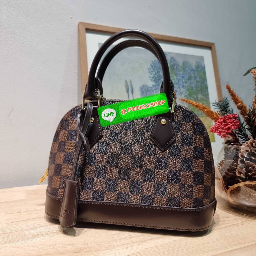 HOT ITEM!! LV Alma bag กระเป๋าทรงโดมสุดฮิต ที่สาวๆตามหา สวยสะพายขับผิว อัพลุคไฮน์ที่สุด ขนาดกำลังดี วัสดุหนังแคนวาส สลับหนัง cowhide เรียบ ดูหรู หูจับในตัวทำให้ใช้งานได้สะดวก และมีสายครอสสะพายข้างให้ เปิด-ปิดด้วยซิป มีกุญแจล็อคได้ ภายในโล่งกว้าง ใส่ของสำค