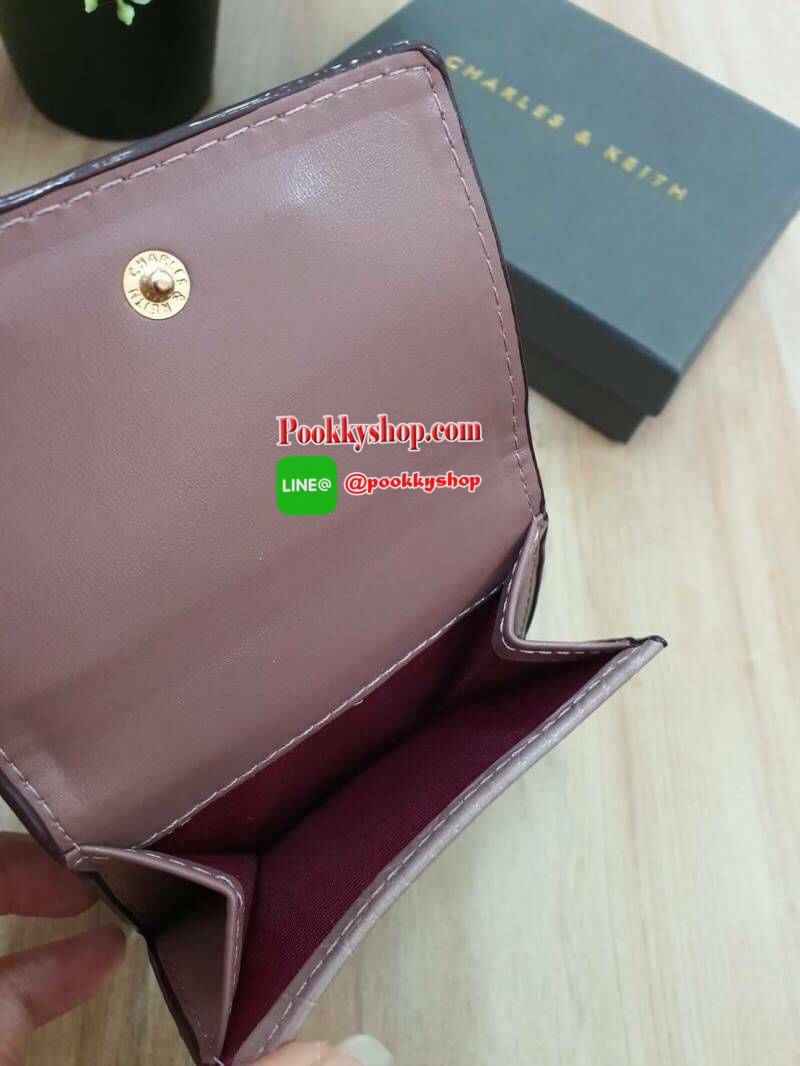 charleskeith Croc effect short wallet กระเป๋าสตางค์ใบสั้นมาด้วยลายหนังจรเข้ ด้านหน้าติดชื่อแบรนด์ รุ่นนี้เป็นแบบ 3 พับ ด้านหลังเป็นช่องใส่เหรียญ สวยสมคำร่ำลือมากๆ เลยจ้า มาครบ 5 สี จัดไปอย่างด่วนเลยจ้า