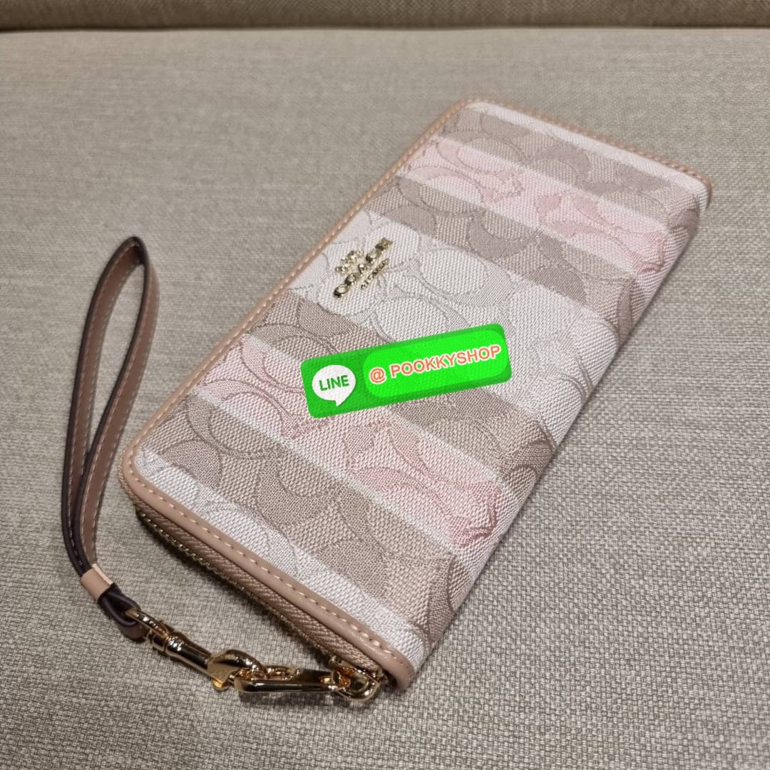 COACH C8313 LONG ZIP AROUND WALLET WITH SIGNATURE JACQUARD WITH STRIPES พร้อมเสิร์ฟความเลิศหรู ใหม่ล่าสุด กระเป๋าสตางค์ใบยาวกึ่งคล้องมือ ดีไซน์ผู้ดี๊ผู้ดี รุ่นขายดี ถือใช้คือขับผิวสุด!! วัสดุผ้า jacquard ลวดลายดูแพง มาพร้อมสายคล้องมือ ถอดออกได้ ภายในใส่บั