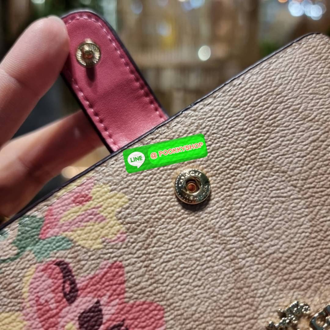 COACH F73374 MEDIUM CORNER ZIP WALLET IN SIGNATURE CANVAS WITH LILLY PRINT สายคุณหนูต้องมาแล้วน้า!! ลายใหม่ล่าสุด!! ดอกลิลลี่มุ้งมิ้ง หวานๆไปอีก กระเป๋าสตางค์ใบกลาง 👛 ขนาดกำลังเหมาะมือ วัสดุหนังแคนวาสเคลือบลาย ดูแลรักษาง่าย มีช่องใส่บัตรและธนบัตรค