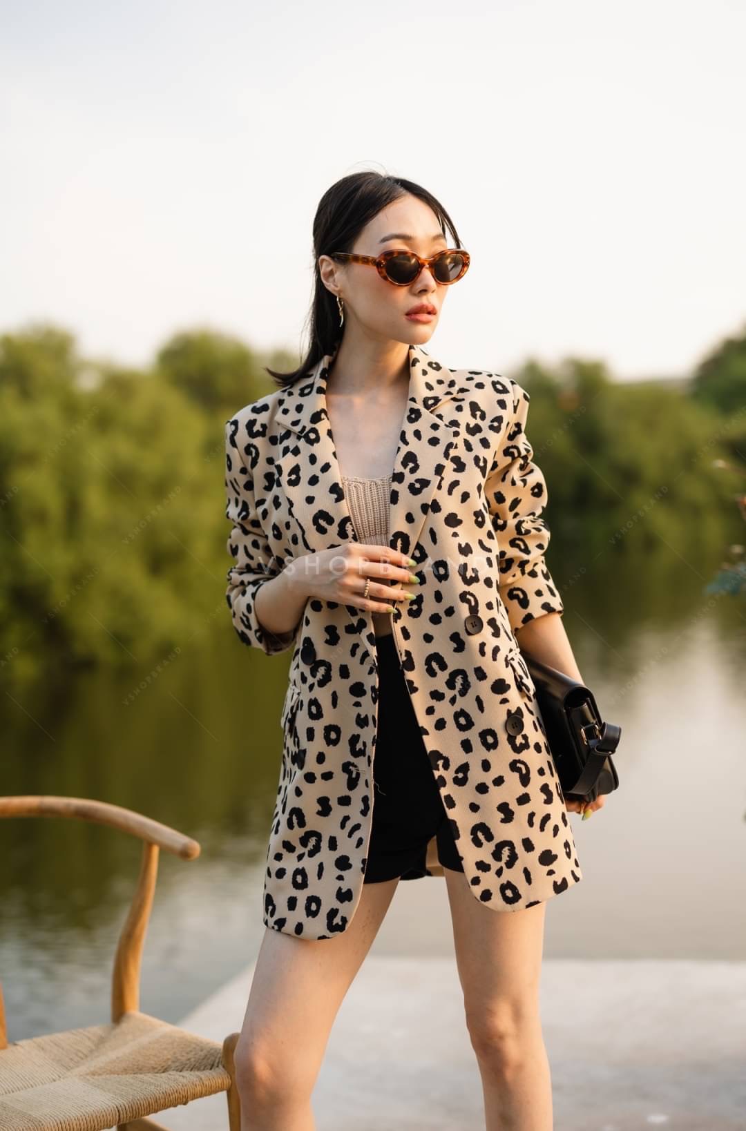 เสื้อสูทแต่งลายเสือดาวทรงสูท oversize แมทช์คู่กับอะไรก็เก๋ ผ้าสูทเนื้อดี มีซับใน คัตติ้งเนี้ยบ ทรงเป๊ะมากๆเลยค่ะ