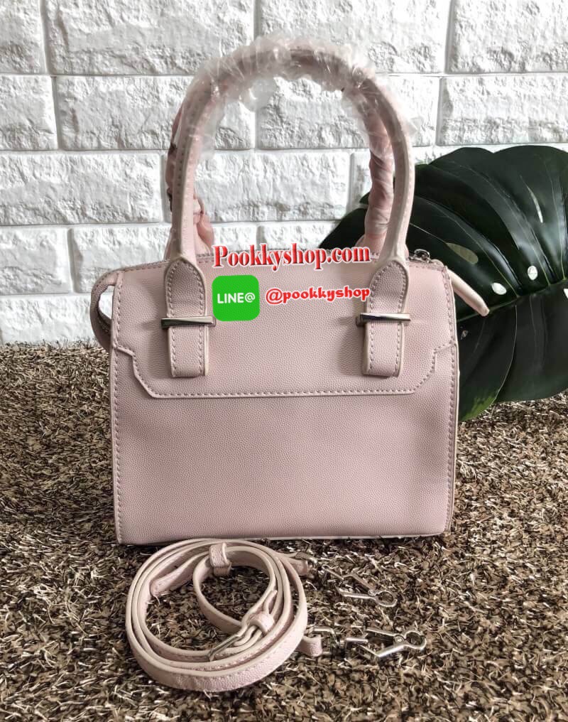 New arrival CHARLES & KEITH SCARF WRAPPED HANDLE BAG 2018 พร้อมส่งรุ่นใหม่ล่าสุด สินค้าคุณภาพ เหมาะสมราคาค่ะ!!! กระเป๋าถือหรือสะพายข้าง หนังคาร์เวีย ทรงสวยหรู หูกระเป๋ามีผ้าพันหูมาให้เก๋มากกค่ะ เปิดปิดกระเป๋าแบบซิป ภายในโล่ง ใส่ของได้พอประมาณเลยนะคะ มีช่อ