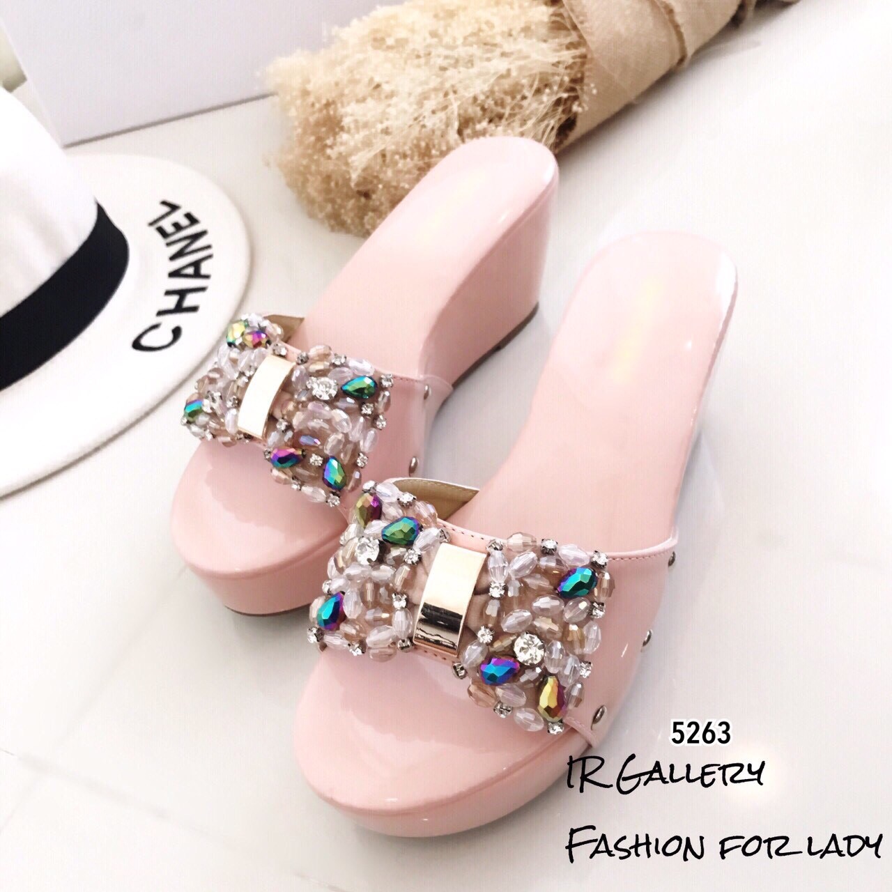 แบบขายดี!!! 5263 พร้อมส่ง สไตล์ลำลองแบบสวมหนังเงานิ่มแต่งอะไหล่คริสตัลหน้าโบฟรุ้งฟริ้ง ส้นเตารีดหนังเงาสูง 3 นิ้ว ความชันต่ำ ใส่แล้วเท้าขาวผ่อง คู่นี้แม่ค้าเชียร์สุดใจแบบสวยชิวๆ หวานๆใส่ง่าย แถมใส่สบาย อย่ารอช้าสั่งเลยจร้า^^