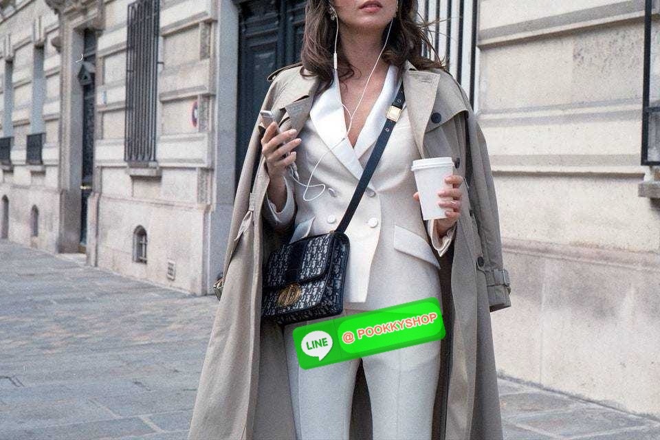 CD 30 MONTAIGNE BAG 🔆 Details กระเป๋าสะพายข้างสุดฮอต จากเคาน์เตอร์ dutyfree ที่สาวๆต้องไม่พลาด ทรงสวยมีกิมมิคในตัว ดูแพง ดีไซน์ย้อนยุคเป็นเอกลักษณ์ เปิด-ปิดด้วยอะไหล่กดล็อคแน่นหนา ใช้งานง่าย ด้านหลังมีช่องใส่ของจุกจิกได้ ภายในเป็นช่องโล่ง ใส่ของสำ