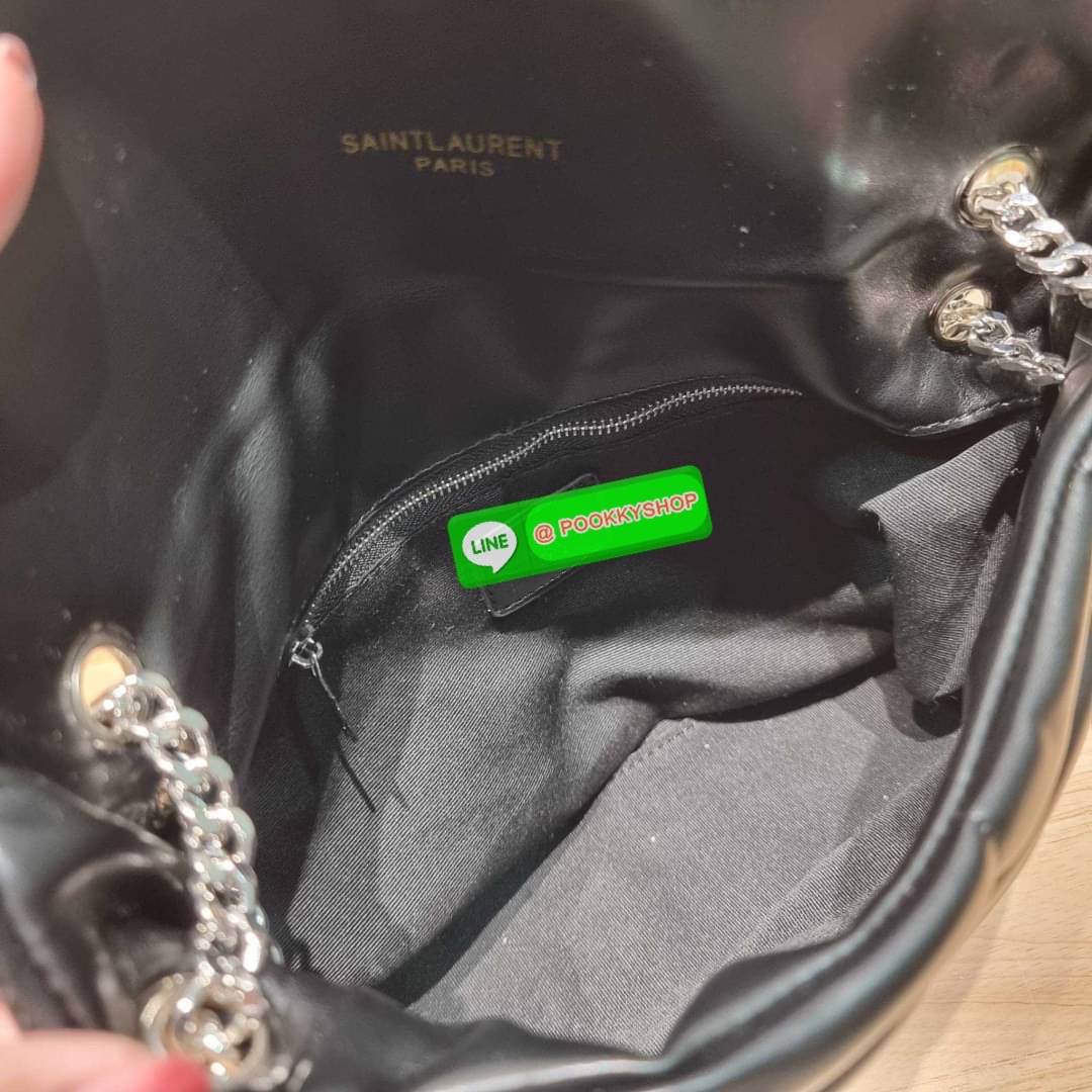 IN STOCK!! Yves Saint laurent puffer small chain bag in quilted lambskin กระเป๋าสะพายรุ่นยอดนิยม ทรงสวย ใช้ได้บ่อยไม่มีเบื่อ วัสดุหนังแกะ สัมผัสนิ่มมือ ดีไซน์เรียบหรู ออกแบบมาให้ใช้งานได้สะดวกด้วยกระดุมแม่เหล็ก พับทรงเข้ารูป ภายในโล่งกว้าง มีช่องซิป สามาร