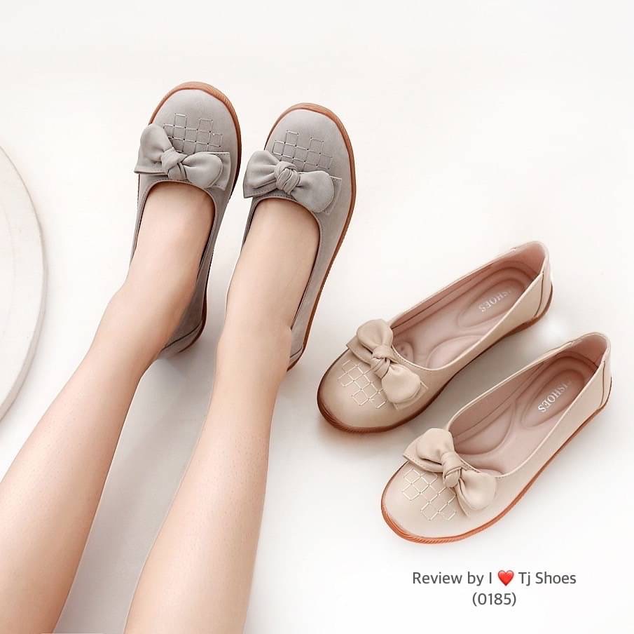 พร้อมส่งรองเท้าเพื่อสุขภาพ ที่ทั่งเกร๋ทั้งน่ารักสุดๆ รองเท้ารุ่นนี้เป็นงานสั่งทำพิเศษ หนังนิ้มนิ่ม พื้นบุนวมนิ่มทำให้ใส่สบายเท้าขึ้น น้ำหนักเบา ใส่นุ่มเดินทั้งวันได้สบายมากๆ ส้นยางเกรดพรีเมี่ยมอย่างดี แมทกับชุดอะไรก็เกร๋ เป็นรุ่นแนะนำ ซื้อไปรับรองไม่ผิดหว