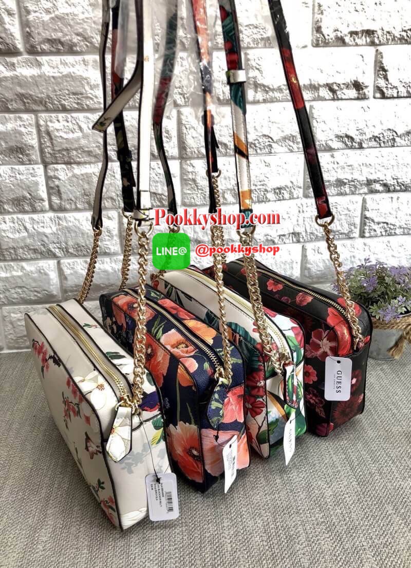 New arrival GUESS CROSSBODY BAG กระเป๋าสะพายแบบครอสบอดี้ร์ ขนาดกำลังดี สีสันสดใส แต่ละลายสวยน่าใช้มากๆค่ะ((ลายเป็นไปตามแพทเทินนะค่ะ)) ด้านหน้าติดอะไหล่แบรนด์ เปิดปิดกระเป๋าแบบซิป ภายในโล่งใส่ของจุค่ะ มีช่องซิป และช่องเล็ก 3ช่องค่ะ สายสะพายแบบโซ่ต่อหนังเลื