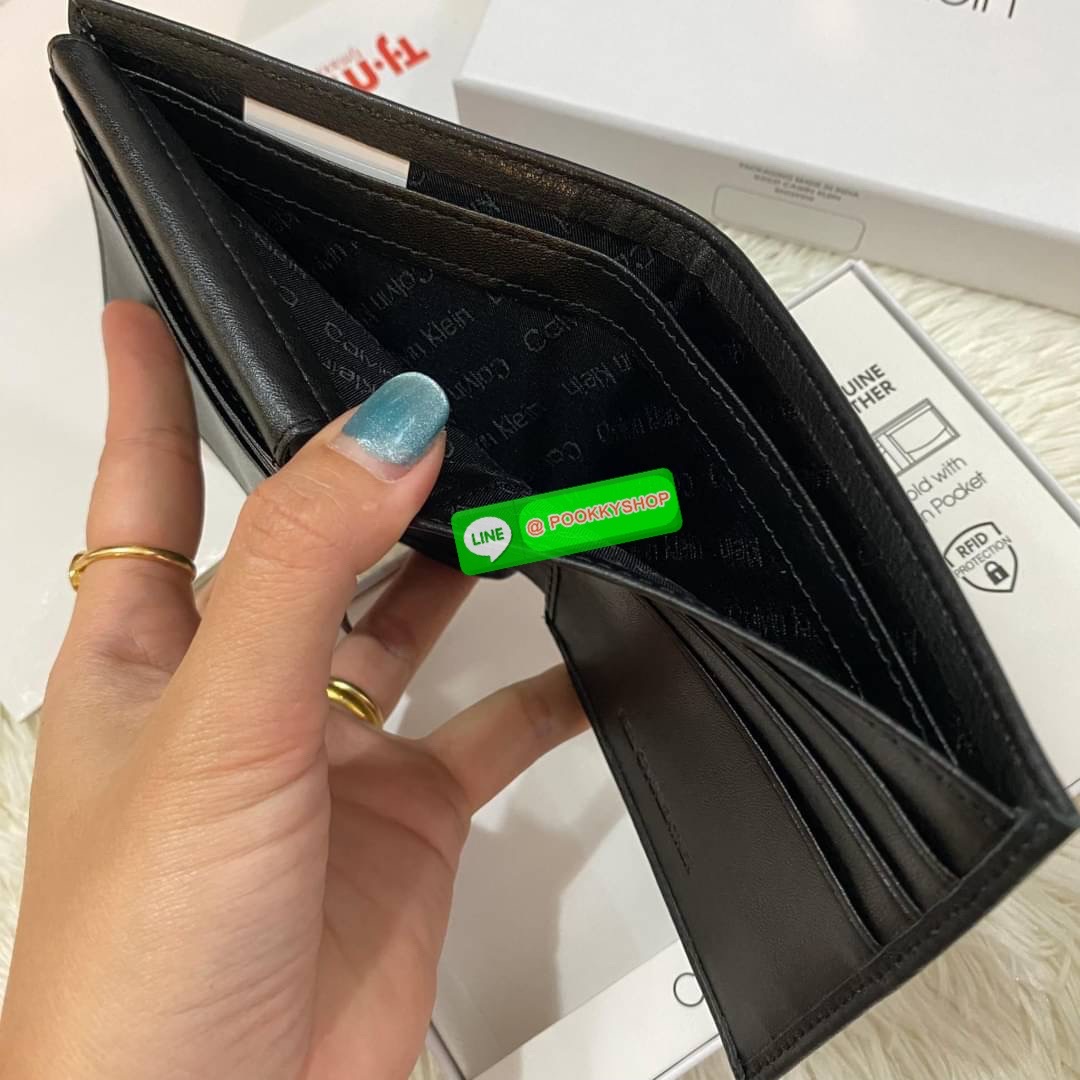 Calvin Klein Bifold Leather Short Wallet กระเป๋าสตางค์ใบสั้น และ ที่ใส่บัตรย่อยแบบเป็นสัดส่วน หนังดี นุ่มมือ รูปลักษณ์เรียบหรูแต่เท่ห์ตามแบบฉบับของแบรนด์Set นี้มาเท่าไรก็หมดคะ รีบจับจองนะคะ มาพร้อมถุงกระดาษแบรนด์และกล่องจ้า สุดคุ้มมอบให้เป็นของขวัญหรือใช้