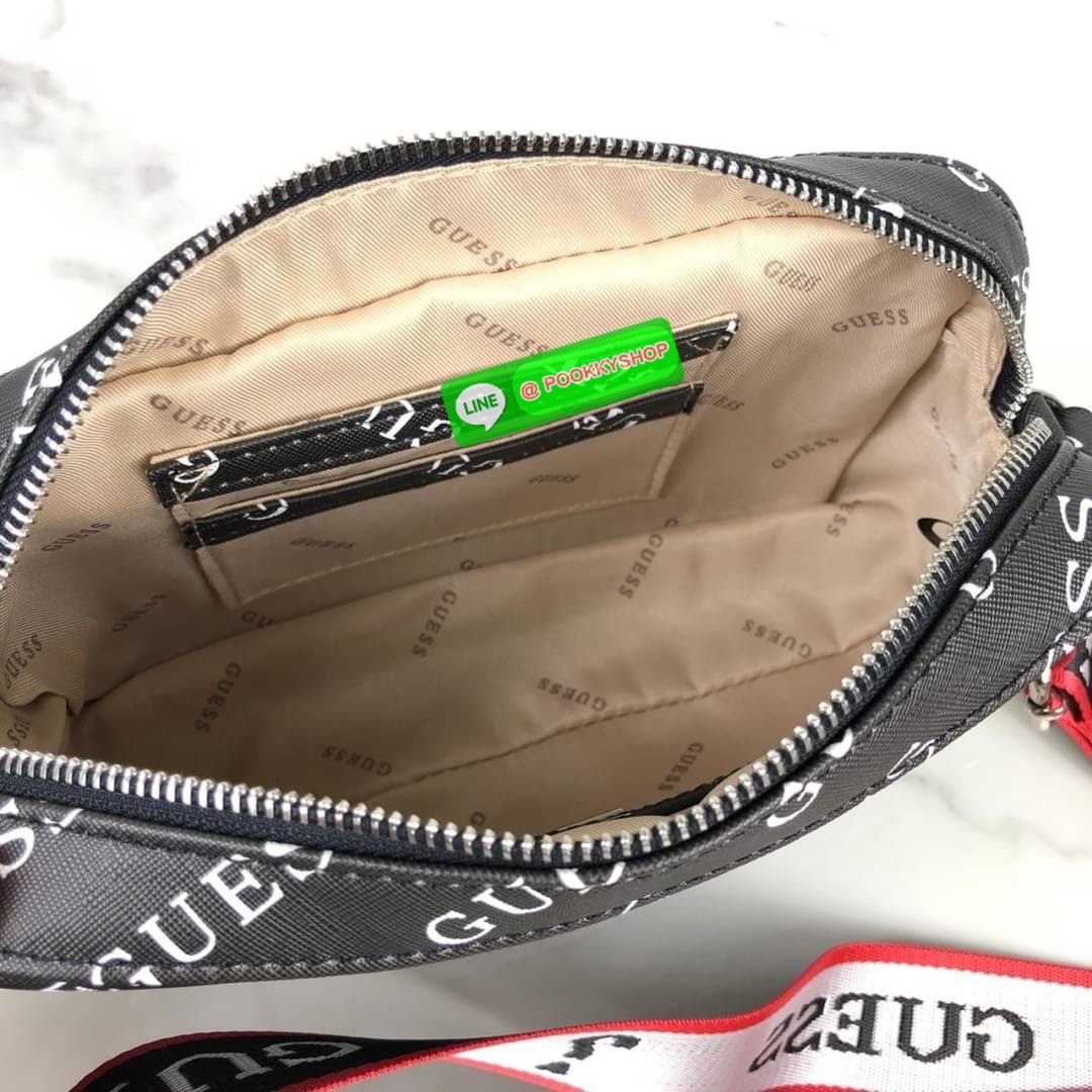 กระเป๋าสะพาย GUESS ด้านหน้าเปิด - ปิดกระเป๋าด้วยกระดุมแม่เหล็ก มีช่องใส่ของ 1 ช่อง ด้านบนเปิด - ปิดด้วยช่องซิป ภายในโล่ง มีช่องเล็กใส่ของ 2 ช่อง และมีช่องซิป 1 ช่อง มาพร้อมสายสะพาย สามารถถอดและปรับได้ Free Size ค่ะ