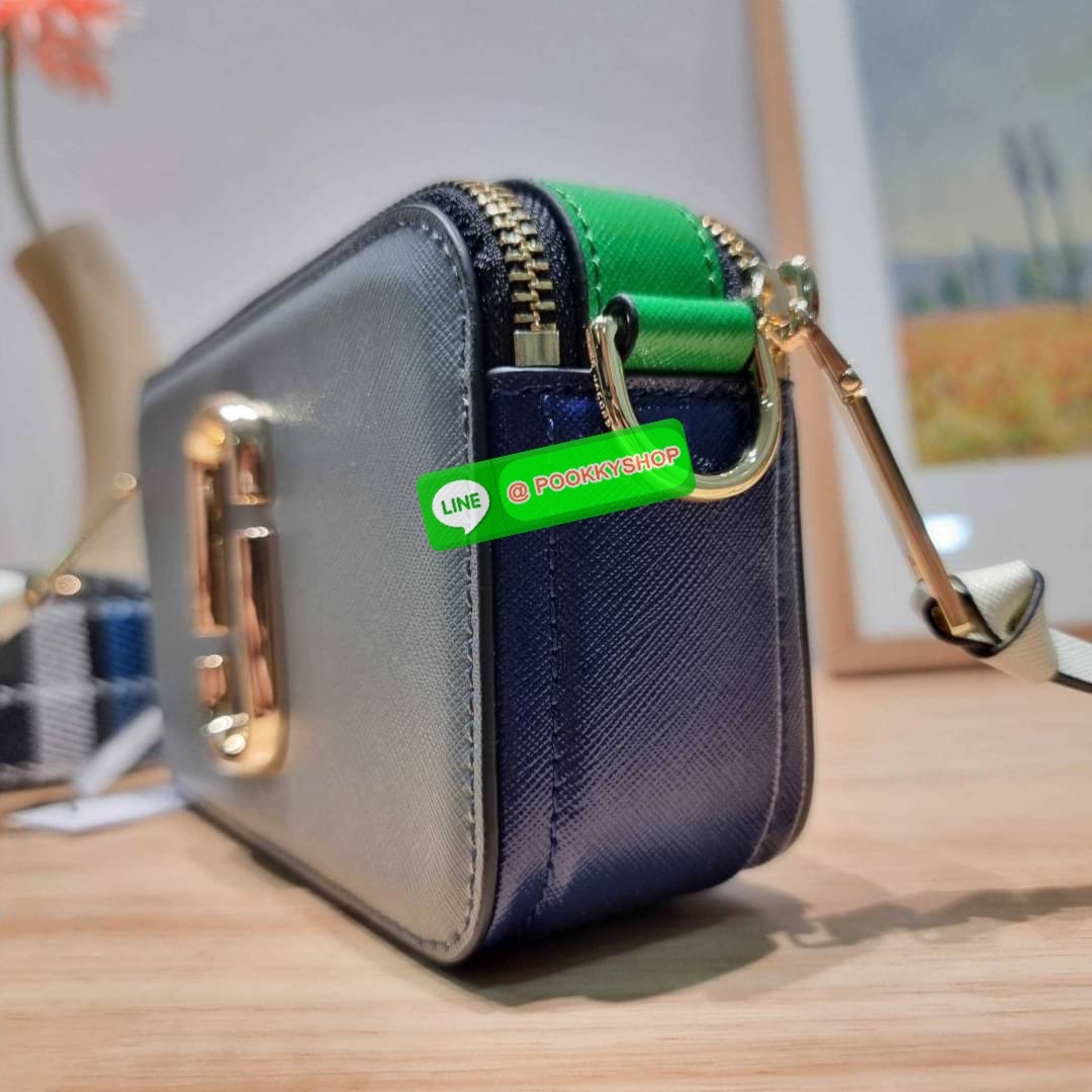 MARC JACOBS THE SNAPSHOT CAMERA BAG ไอเท็มยอดฮิตที่โดดเด่นเป็นเอกลักษณ์ กับกระเป๋าสะพายข้างสุดปัง เรียกได้ว่าไม่ซ้ำใคร!! วัสดุหนังวัว สวยอยู่ทรง เปิด-ปิดกระเป๋าด้วยซิป มีซิปหลัก 2 ช่อง แบ่งสัดส่วนไว้ดีมาก มาพร้อมสายสะพายสปอร์ตเส้นใหญ่ ที่ออกแบบโทนสีมาให้เ