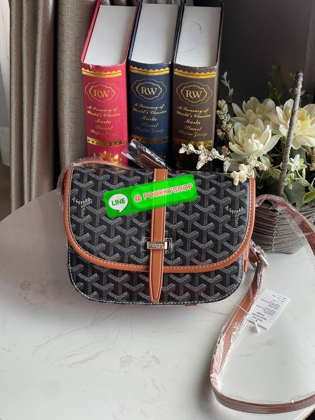 💕 Goyard belvedere pm แบรนด์ดังจากฝรั่งเศส เรัยบหรูแต่ดูสง่า สะดุดตาด้วยลายเฉพาะตัว วัสดุที่นำมาตัดเย็บกระเป๋าเป็นวัสดุผ้าใบ Canvas ที่มีชื่อเรียกว่า “Goyardine” ซึ่งเป็นผ้าใบที่เป็นการผสมผสานระหว่างผ้าฝ้าย (Cotton), ผ้าลินิน (Linen) และ ผ้าป่าน (