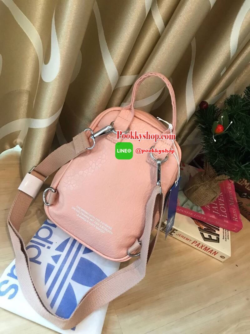 (สายสะพายสองเส้น/ถุงผ้าถุงซิปแบรนด์) ADIDAS AUTHENTIC IP MINI BACKPACK กระเป๋าที่เปลี่ยนได้ถึง3ลุคช์ ซึ่งเป็นได้ทั้งเป้ สะพายครอสบอดี้ หรือจะถือเก๋สุดๆ วัสดุหนังpu แต่งลายหนังด้านหน้า หนังนิ่มถือจับสบายมือ มีช่องซิปใช้งาน2ช่อง ใส่กระเป๋าสตางค์ยาว/โทรศัพท์