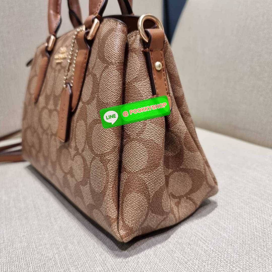 COACH F29434 MINI SAGE CARRYALL IN SIGNATURE CANVAS รุ่นยอดฮิต!! ที่สุดของกระเป๋าสะพายขายดี ต้องทรงถังมินิรุ่นนี้ วัสดุหนังแคนวาสเคลือบลาย สวย คลาสสิค มาพร้อมสายสะพายข้างและหูหิ้วในตัว ถอดออกถือคล้องแขนเก๋ๆ หรูๆยังได้ ภายในเป็นช่องโล่ง แบ่งสัดส่วนอย่างดี