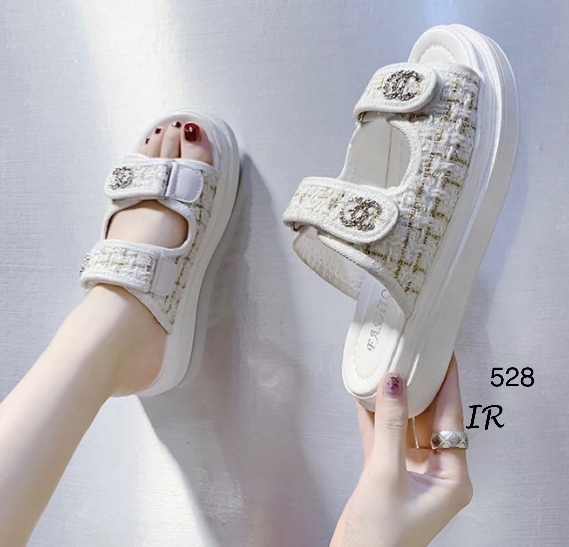 แบบขายดี!!! พร้อมส่ง เข้าแล้วค่า สวยฟาดมากแม่!! Chanel sandal ลำลองผ้าทวิต แต่งอะไหล่ สายปรับได้ พื้นนิ่ม สวยมากกก มองหารองเท้าสวยๆใส่แล้วดูดี ดูแพง คู่นี้เลยค่า