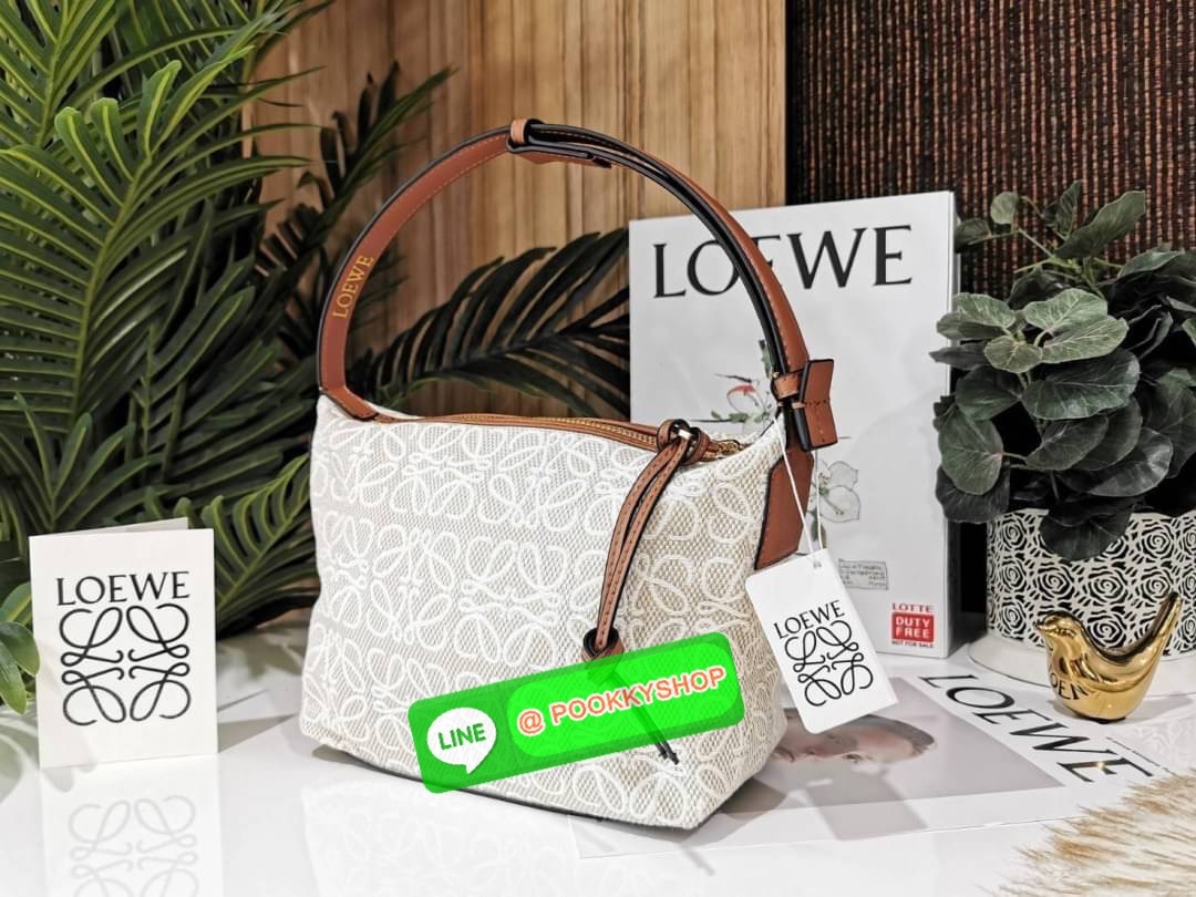 ✴️Must Have!✴️ นาทีนี้ต้อง NEW! LOEWE ANAGRAM SHOULDER BAG VIP GIFT WITH PURCHASE (GWP) กระเป๋าถือหรือสะพายพรีเมี่ยมกิ๊ฟ Limited จาก LOEWE PERFUME DUTYFREE COUNTER รุ่นใหม่วัสดุ Anagram Canvas Jacquard Fabric ผสมผสานกับหนังแท้ Calfskin ลงตัว