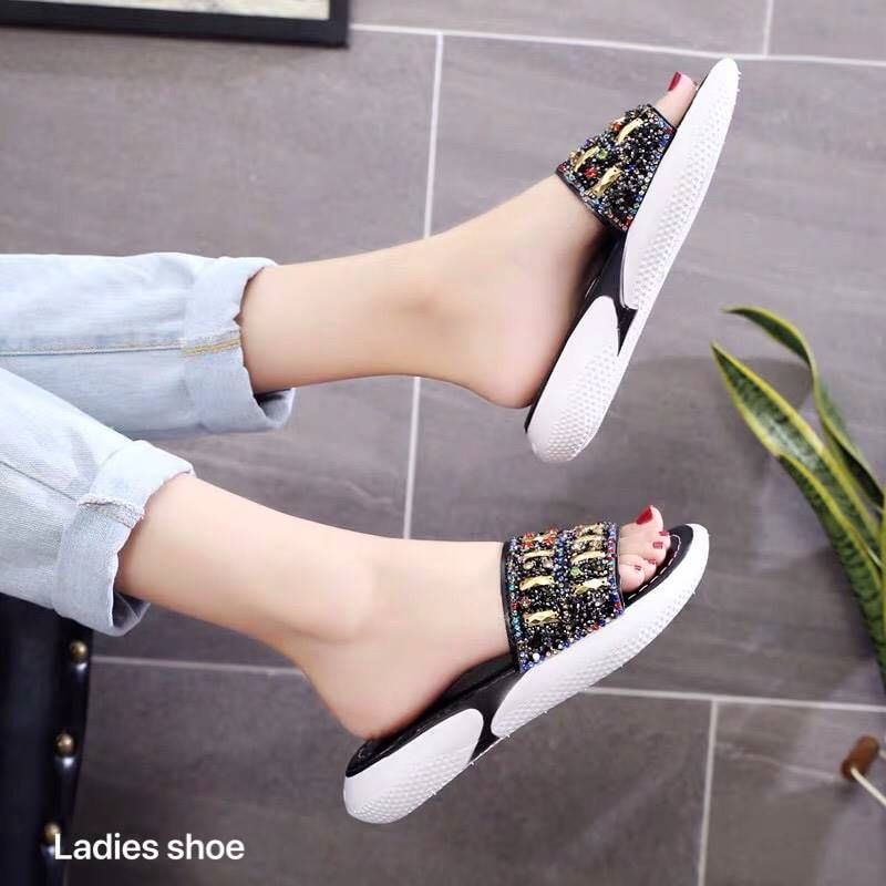 รองเท้าแตะชั่นนำเข้าสไตล์เกาหลี วัสดุพื้PU นุ่มน้ำหนักเบา ทรงสวมหนังแต่งอะไหล่วิ้งๆ ใส่ลำลองสบายๆขับผิวแมทง่าย