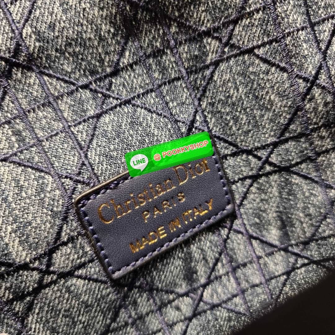 NEW IN CD SMALL CARO SHOULDER BAG กระเป๋าสะพายข้างพรีเมี่ยมกิ๊ฟทรงสวย ดีไซน์ย้อนยุค ที่รอบนี้โดดเด่นเป็นเอกลักษณ์มากๆ ดีไซน์สีเดนิมคลาสสิค เปิด-ปิดด้วยอะไหล่บิดล็อค หรูหรา ใช้งานง่าย วัสดุผ้าเดนิมทนทาน ภายในเป็นช่องโล่ง มีช่องย่อย ด้านหลังก็ยังมีช่องใส่บั