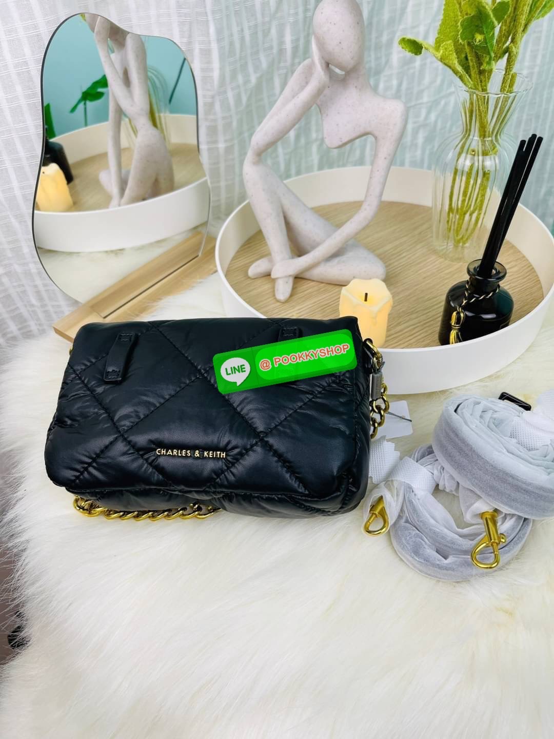 Charles & Keith Puffy Metallic Turn-Lock Crossbody Bag กระเป๋าใบมินิสีสันสดใส สะพายได้หลายแบบ เพิ่มความสดใสให้กับลุคของคุณด้วยกระเป๋าสะพายข้างทรงคลาสสิก มีสายคล้องแขนถอดสายได้ เปิดปิดแบบตัวหมุนล็อก ใส่ iPhone pro max ได้พร้อมกระเป๋าเงินใบเล็ก กุญแจรถ เป็น
