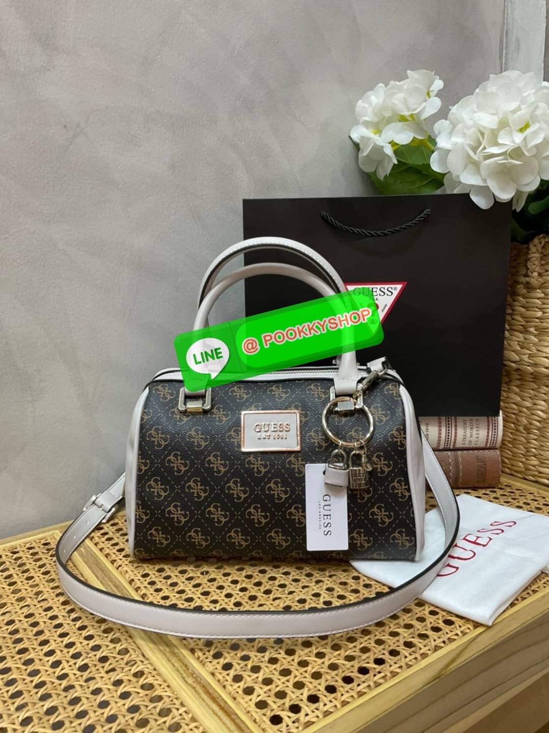 Guess Handbag with Small Shoulder Strap Tyren SG796605 New collection!! Guess ทรงหมอน ขนาดเล็ก ลายซิกเนเจอร์แบรนด์ ทรงหมอนยอดฮิต มีให้เลือก 5 สี สีสวยคลาสสิก เข้ากับง่ายกับทุกชุด ปิด/เปิด ด้วยซิป ภายในโล่งกว้าง แยกเป็นสัดส่วนใช้งาน ซับในตราแบรนด์