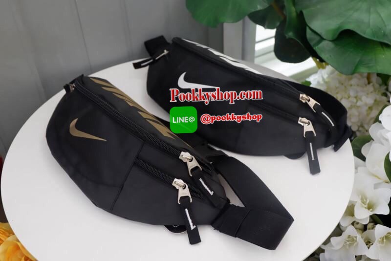 Brand : Nike กระเป๋าคาดเอว สะพายข้างใบใหญ่ เก็บของได้เยอะ ภายนอกมี2 ซิป ภายใน มีซิปเล็กไว้เก็บของ สายสะพายปรับได้ ใส่ได้ทั้งผู้หญิง และ ผู้ชาย