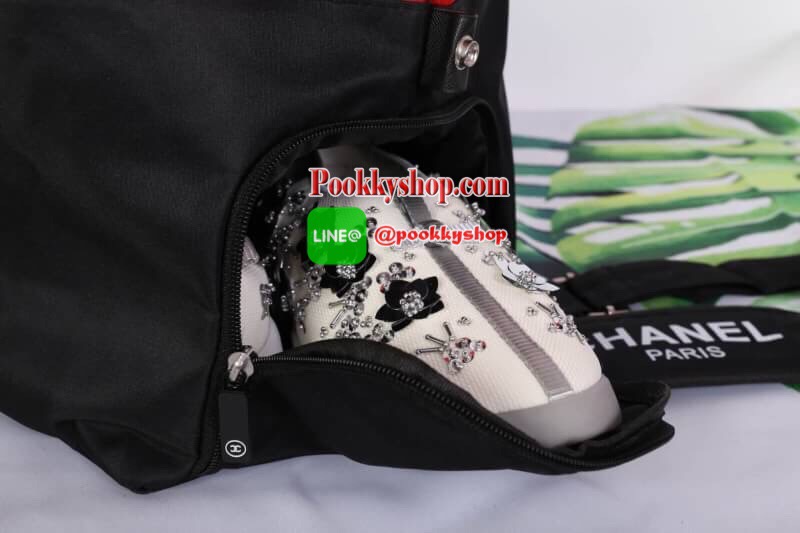 Chanel Authentic VIP Gift Bag Duffle Gym Travel -สินค้าเป็นของแท้ ใหม่ จากเค้าเตอร์เครื่องสำอาง/ น้ำหอมของแบรนด์- Chanel vip gift bag ของแท้ 100% ใช้เป็นกระเป๋าเดินทาง/ไปฟิตเนส ไปยิม หัวซิปปั้มโลโก้ ด้านในเป็นช่องกว้าง และช่องซิป ฐานกระเป๋ามีช่องแยกใต้กระ