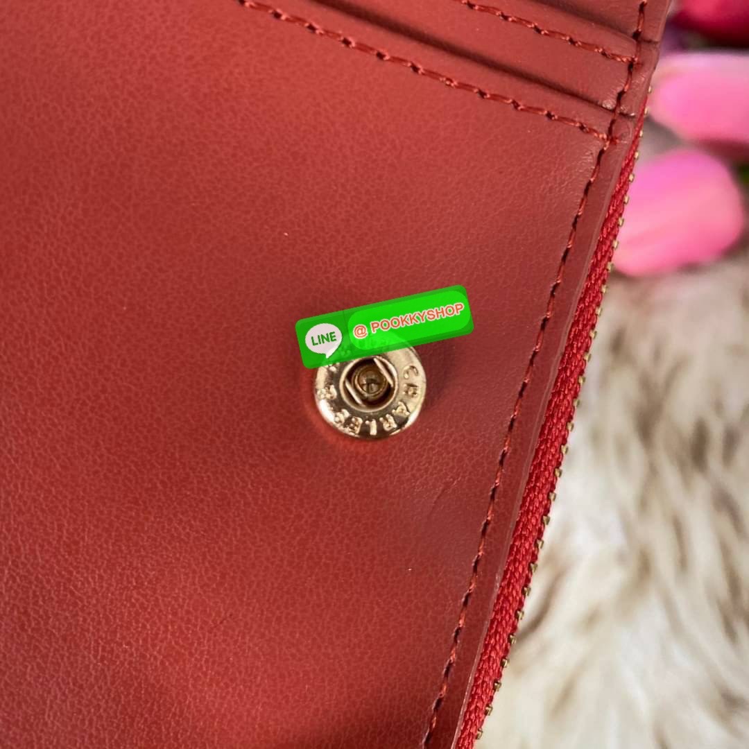 CHARLES & KEITH COMPACT WALLET กระเป๋าตังใบสั้นฟังก์ชันครบ!! ด้านหน้ามีโลโก้แบรนด์ มีช่องซิปใส่เหรียญ เปิดปิดแบบกระดุม ด้านในมีช่องใส่การ์ด 16 ช่อง มีช่องใส่ธนบัตรตามยาว ไม่ต้องพับแบงค์ค่า คุ้มมากๆเลยใบนี้