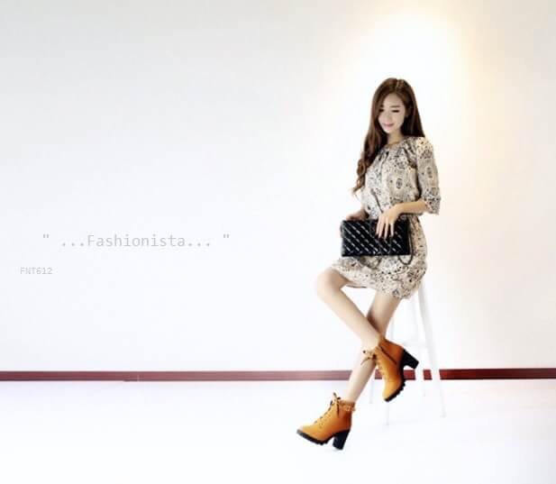 COLLECTION STYLE KOREA Lot ที่ 7 มาถึงแล้วค่ะ งานสวย แบบขายดีมาก ครองแชมป์ขายดีตลอดกาลไปแล้วสำหรับรุ่นนี้ รองเท้าบู้ทสั้นทรงหุ้มข้อส้นหนาพื้นมัฟฟิ่น วัสดุหนังสักกะหลาดเนื้อนุ่มแต่งอะไหล่ทองเงา งานนำเข้าแฟชั่นสไตล์เกาหลี ห่วงร้อยเชือกตอกตาไก่อย่างดี ถอดใส่