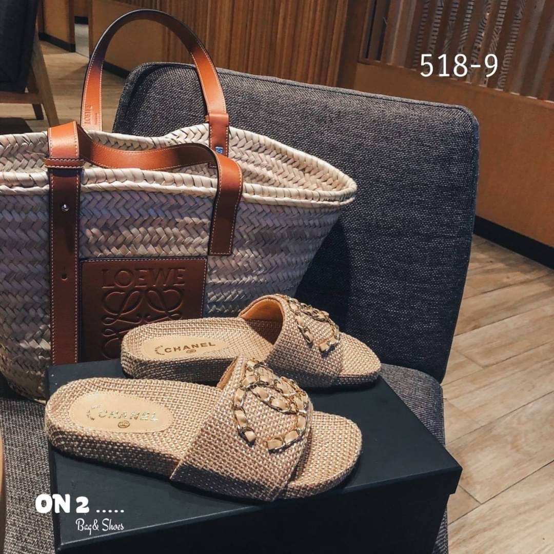 รองเท้าแตะchanel หน้าแต่ง อะไหล่โซ่รอย cc สวยมากค่ะ ผ้ากระสอบ collection ใหม่ เพิ่มความ ชิคไปอีก ภายในบุนวม ใส่สบายมาก