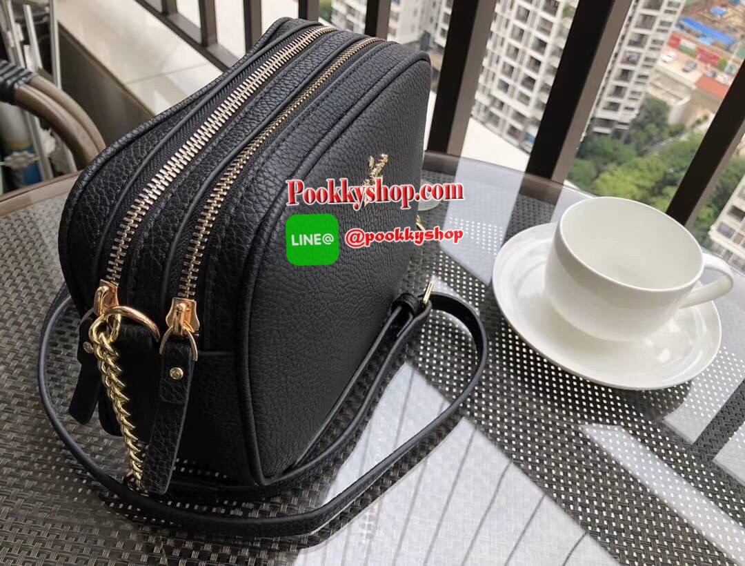 Kate spade New York mini shoulder bag กระเป๋าถือหรือสะพายหนังนิ่ม สวยอยู่ทรง ด้านหน้าประดับโลโก้แบรนด์ อะไหล่ทองหรูหรา น้ำหนักเบา ภายนอก มี2ช่องซิป แยกเป็นสัดส่วน ภายในมีช่องซิป 1 ช่อง และช่องใส่ของจุกจิก 1ช่อง จุของได้เยอะ สายสะพายปรับระดับได้ สะพายข้างห