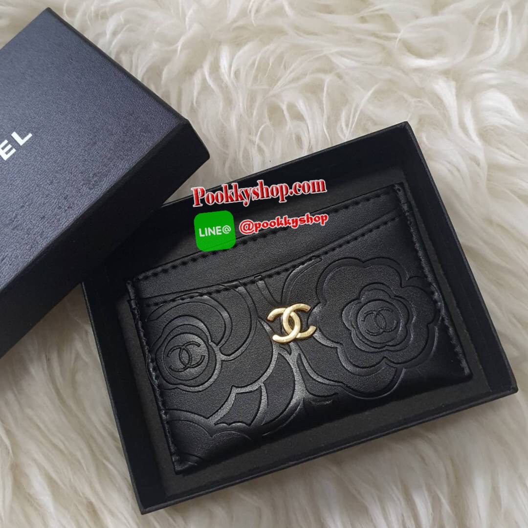 New Arrival! งานหรูเว่อวัง พร้อมส่งคะ Chanel Card Holder in Black(GWP) 💳 จากพรีเมี่ยมกิ้ฟแบรนด์หรูอย่าง chanel ดีไซน์สวยเก๋ หนังเรียบสีดำปั้มลายดอกคามิเลีย ประดับ Logo brand อะไหล่ทอง ขนาดกำลังน่ารัก ด้านในปั้ม Made in Italyและโลโก้แบรนด์ ใส่บัตรไ