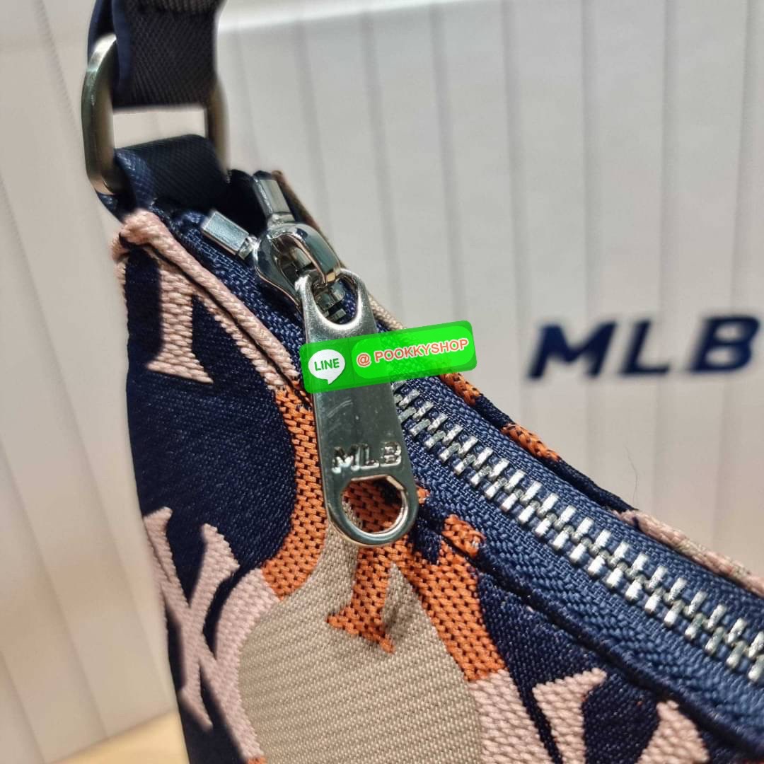 MLB MONOGRAM HOBO BAG สวยไม่ซ้ำ ใหม่ก่อนใคร กับแบรนด์จากเกาหลีเกาใจ น้องใหม่มาแรง!! กับกระเป๋าทรงพอช ที่ใช้งานได้ง่ายมากๆ ขนาดกำลังดี ดีไซน์ลวดลายโมโนแกรมเอกลักษณ์ ลงบนผ้า jacquard ได้อย่างลงตัวและสวยงาม มาพร้อมสายคล้องในตัว และสายครอสแบบสปอร์ต ทนทาน จึงส