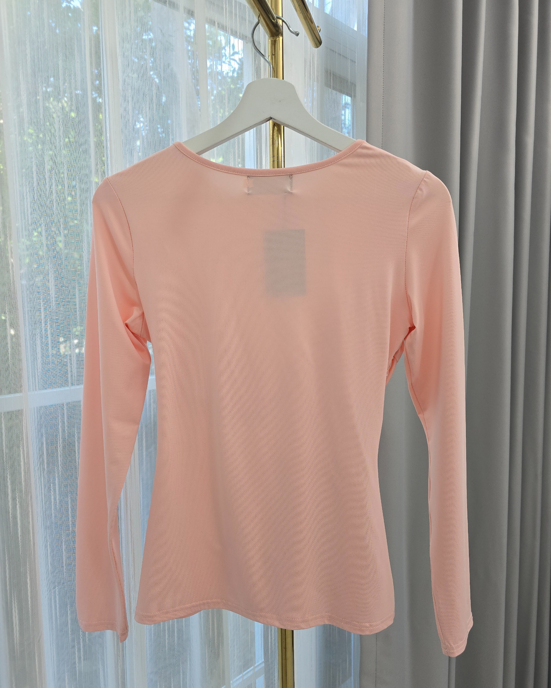 เสื้อแฟชั่น เสื้อคอกลมแขนยาว ลูกเล่นทวิสต์ที่คอเสื้อ ทรงเข้ารูปเล็กน้อย