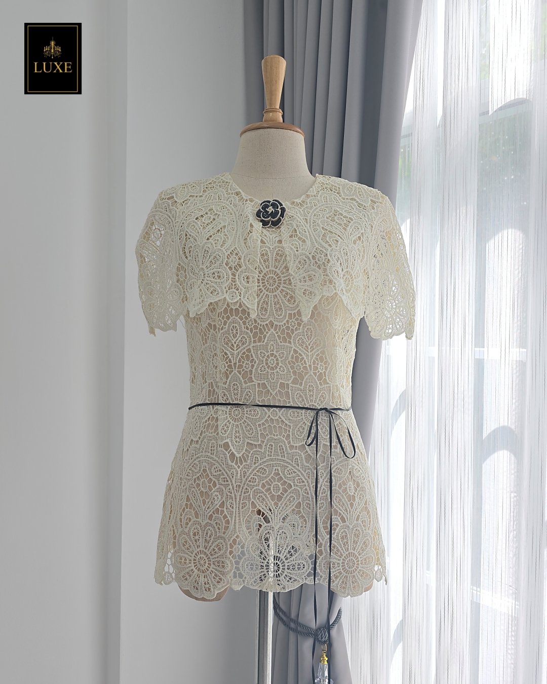 เสื้อแฟชั่น เสื้อลูกไม้ทรงเข้ารูป ดีไซน์เป็นเสื้อคลุมไหล่ในตัว ทำจากผ้าลูกไม้คอตตอนโครเชต์