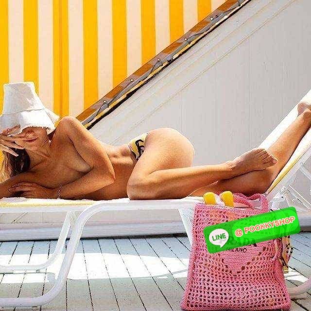 PRADA RAFFIA TOTE BAG สวยไม่ซ้ำใคร สไตล์บีช เหมาะมากกับการสะพายไปเที่ยวทะเล หรือจะใช้ในวันสบายๆก็ตอบโจทย์ กับกระเป๋าสะพายสานใบใหญ่ ตัวกระเป๋าเป็นวัสดุสังเคราห์จากธรรมชาติ สานทอเต็มใบออกมาเป็นลวดลายสวยงาม มีกระเป๋าซับในให้ สำหรับใส่ของเป็นสัดส่วน และรูดปาก