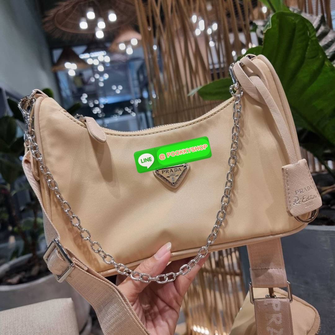 PRADA RE-EDITION 2005 RE-NYLON SHOULDER BAG ไอเท็มสุดปัง ที่ฮิตตลอดกาลไม่ว่าจะปีไหนๆ จัดให้ครบทั้งสีขายดีและสีใหม่ล่าสุด ที่สายคุณหนูห้ามพลาด!! กับกระเป๋าสะพายทรงคลาสสิค เหมาะเป็น everyday bag มากๆ วัสดุผ้าไนล่อนคุณภาพ พร้อมใบลูก ไว้ใส่เหรียญ ใส่กุญแจได้ส