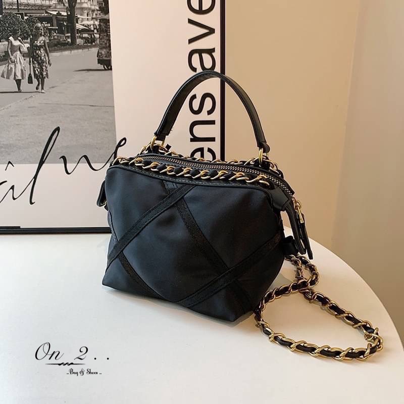 NEW Arrival CHANEL Nylon Crossbody bag กระเป๋าผ้าไนลอนเดินด้ายตารางสีดำ อะไหล่สีทองเข้ม สายโซ่ร้อยหนัง อะไหล่สีทอง สวยเลิศ♥️