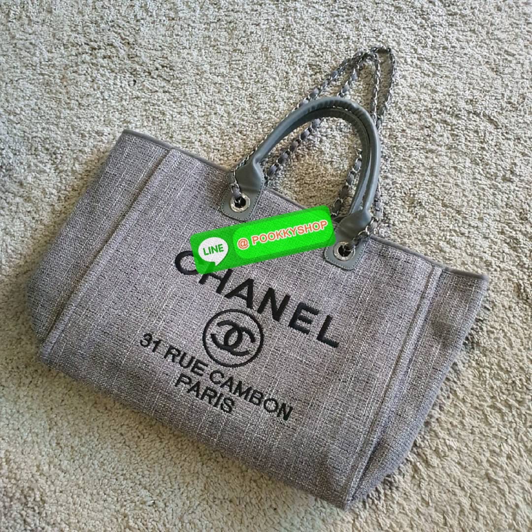 กลับมาพร้อมส่งอีกครั้ง!! รอบนี้มีมาให้เลือก8สี เลยค่ะ กับรุ่นที่สาวๆรอคอย CHANEL CANVAS TOTE BAG จากงานพรีเมี่ยม VIP GIFT รุ่นดังเลยค้า SIZE ใหญ่อลัง ตัวกระเป๋าเป็นผ้า CANVAS เนื้อดีสมราคา อะไหล่เงินปั้มแบรนด์แท้ทั้งใบ ด้านหน้าปัก logo แบรนด์สุดหรู จุของไ