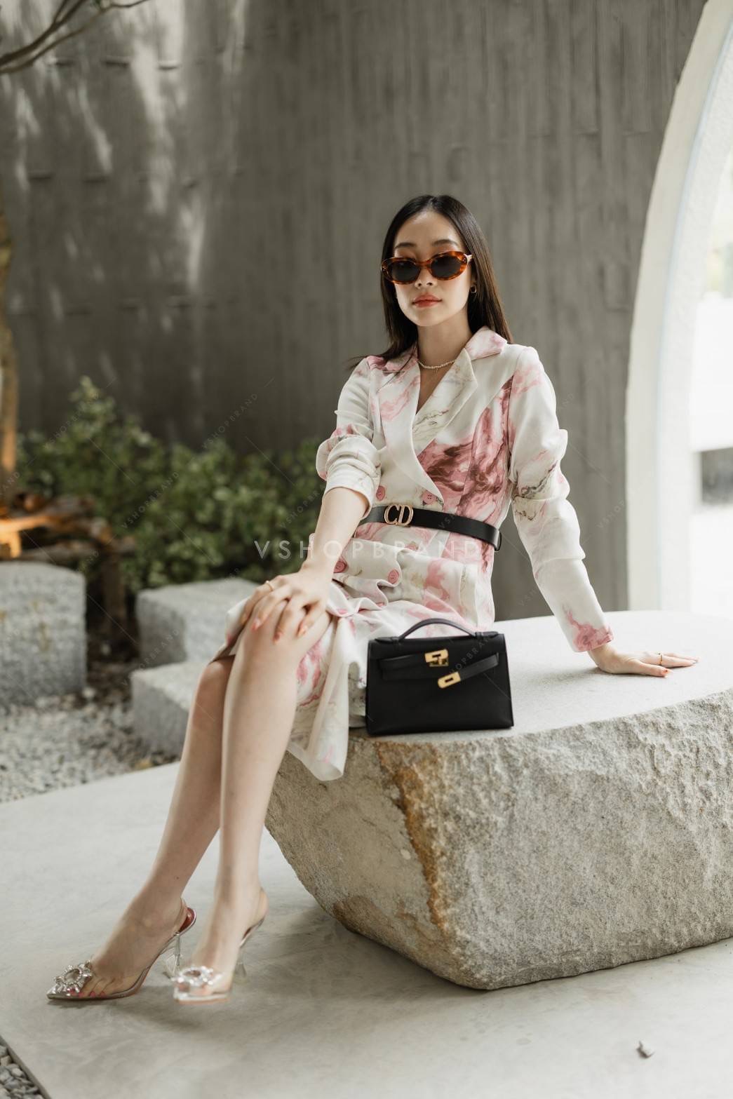 เดรสทรงสูทกระดุมคู่ พิมพ์ลวดลายหินอ่อน แต่งกระเป๋าข้าง มาพร้อมเข็มขัด CD ใส่แล้วเข้ารูป เก็บสรีระสวย ทางแบรนด์เลือกผ้าอย่างดีในการตัดชุด เย็บติดซับใน ใส่แล้วเรียบหรูดูผู้ดีมากค่ะ