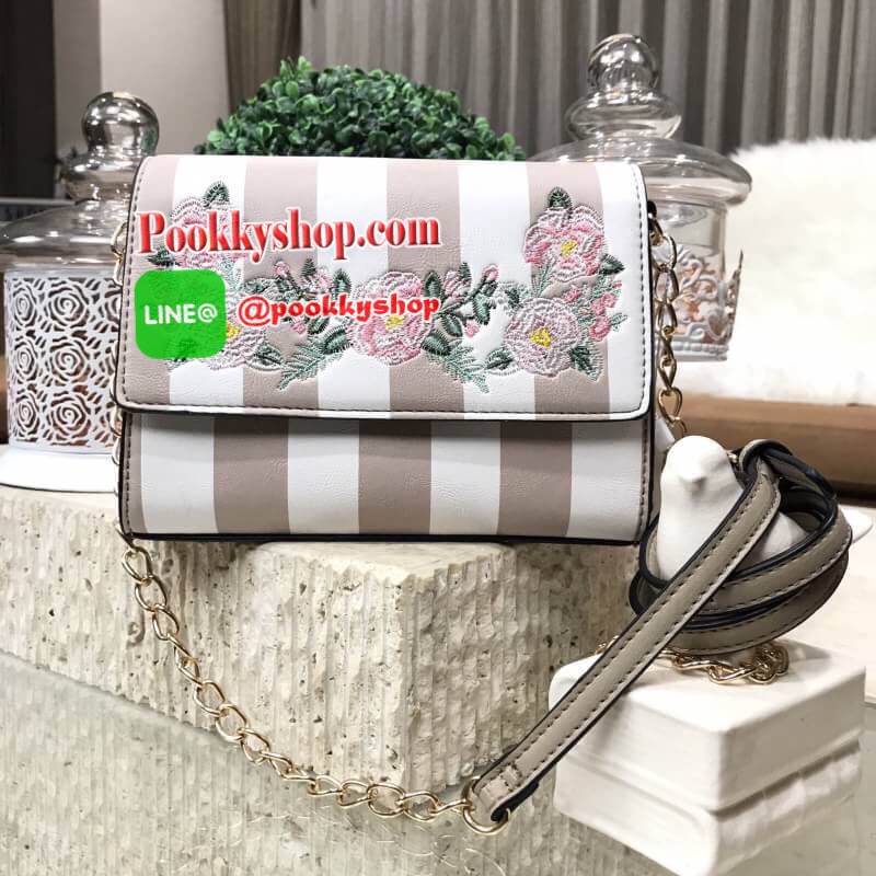 Don't Miss! ALDO Flower Crossbody Bag กระเป๋าสะพาย ALDO แบรนด์ดังจากแคนนาดา ดีไซน์สุดชิคปักลายดอกไม้สไตล์วินเทจหนังลายทางสพาสเทลอยู่ทรงกันน้ำ เปิดปิดด้วยกระดุมแม่เหล็ก ภายในมีโลโก้ ช่องซิป ช่องใส่มือถือ ใส่iphone+ได้ น้ำหนักเบา เป็นอีกหนึ่งรุ่นแนะนำค