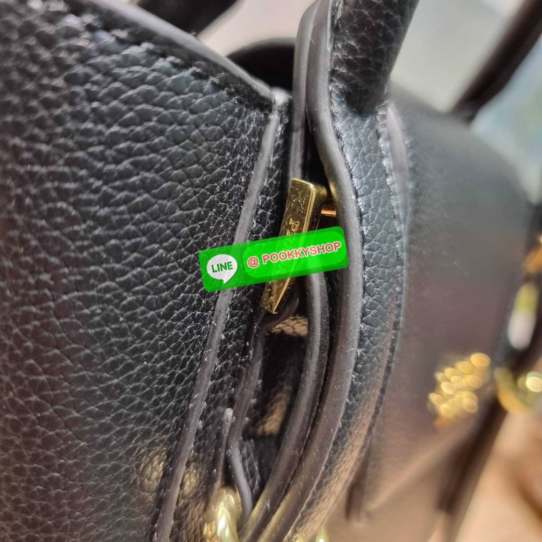 Hot item Prada leather bag กระเป๋าถือ/สะพายล่าสุด จากเคาน์เตอร์ dutyfree ที่ดีไซน์เรียบหรู หนังวัวฟอกสี สวยคมชัด เต็มไปด้วยดีเทลน่าใช้ สายคล้องไหล่ที่สามารถถอดออกได้ เพื่อใช้สายยาวสะพายข้างเส้นเดียว หรือจะใส่ไว้ทั้งคู่ก็อัพเกรดลุคดูแพงได้ ปากกระเป๋ามีฝากร