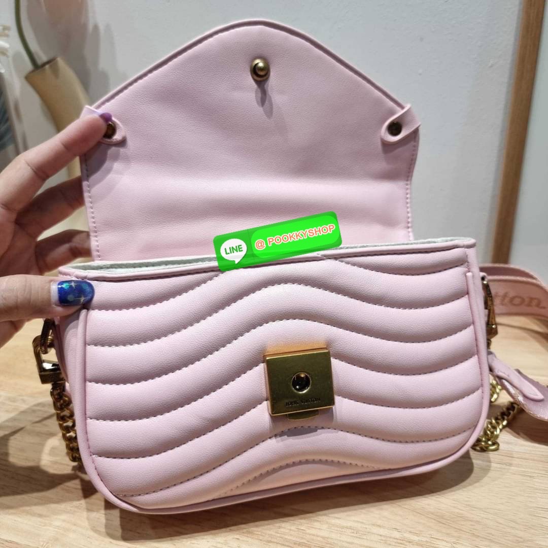 🔆 Model LV new wave pochette multi bag 🔆 Details กระเป๋าสะพายมัลติฟังก์ชั่น พรีเมี่ยมกิ๊ฟสุดหรู คุ้มจาก dutyfree มาพร้อม box set รับรองว่าดีงาม ลูกเล่นคลาสสิคผสานความวินเทจ มีสายสะพายให้ 2 เส้น และกระเป๋าใบลูก เล็กน่ารัก ภายในเป็นช่องโล่ง