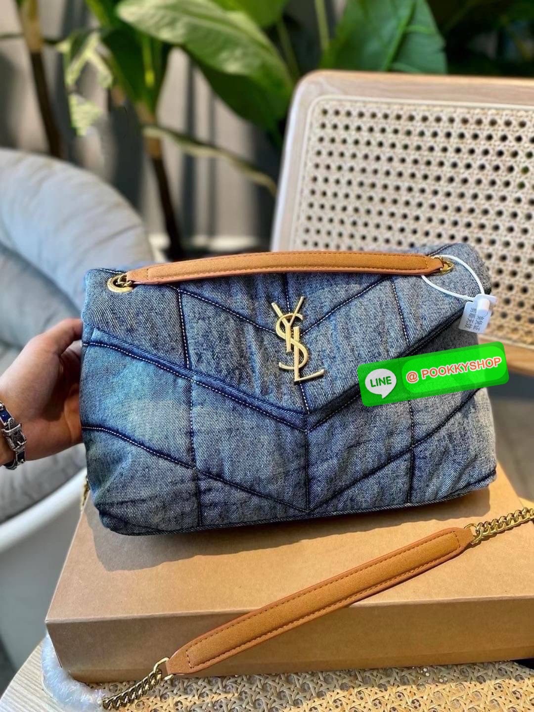 YSL Puffer denim shoulder bag กระเป๋าสะพายเดนิมฟอก สวยเท่ห์คลาสสิกลายเชฟล่อนเป็นเอกลักษณ์ รุ่นเดนิมยอดนิยม ทรงสวย ใช้ได้บ่อยไม่มีเบื่อ ดีไซน์เรียบหรู ออกแบบมาให้ใช้งานได้สะดวกด้วยกระดุมแม่เหล็ก พับทรงเข้ารูป ภายในโล่งกว้าง มีช่องซิป สามารถจุของสำคัญได้อย่