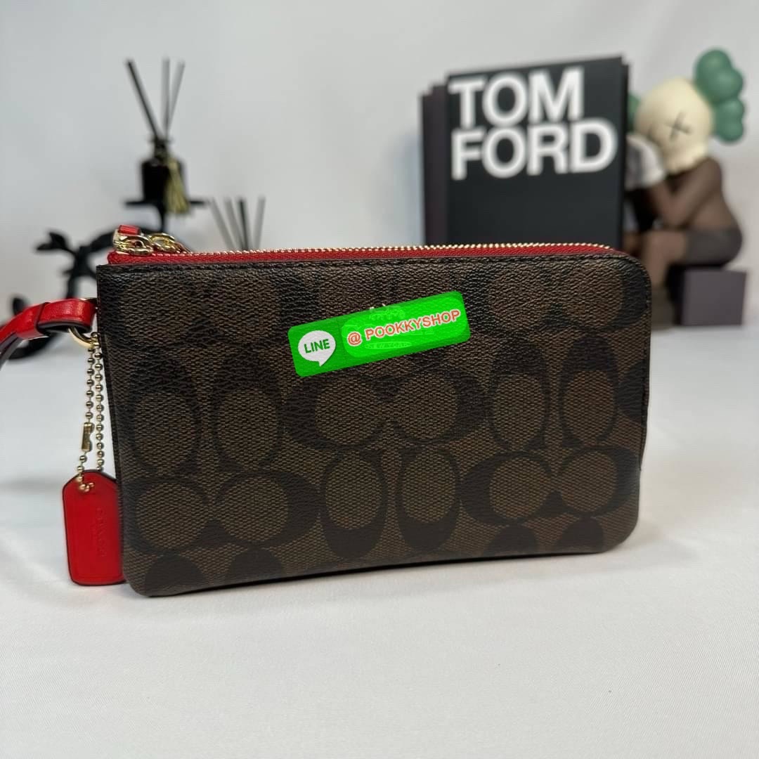 กระเป๋าคล้องมือ COACH 87591 DOUBLE CORNER ZIP WRISTLET IN SIGNATURE CANVAS (COACH 87591 ） กระเป๋าคล้องมือ2เซิปใหญ่ ลายCหนังและ ด้านในเป็นผ้า แบ่งเป็นช่องเล็กๆใส่เหรียญใส่แบงค์ใส่บัตร แล้วแต่จะใส่มีหลายช่อง ใส่โทรศัพท์ได้ทุกรุ่นพร้อมสายคล้องมือ