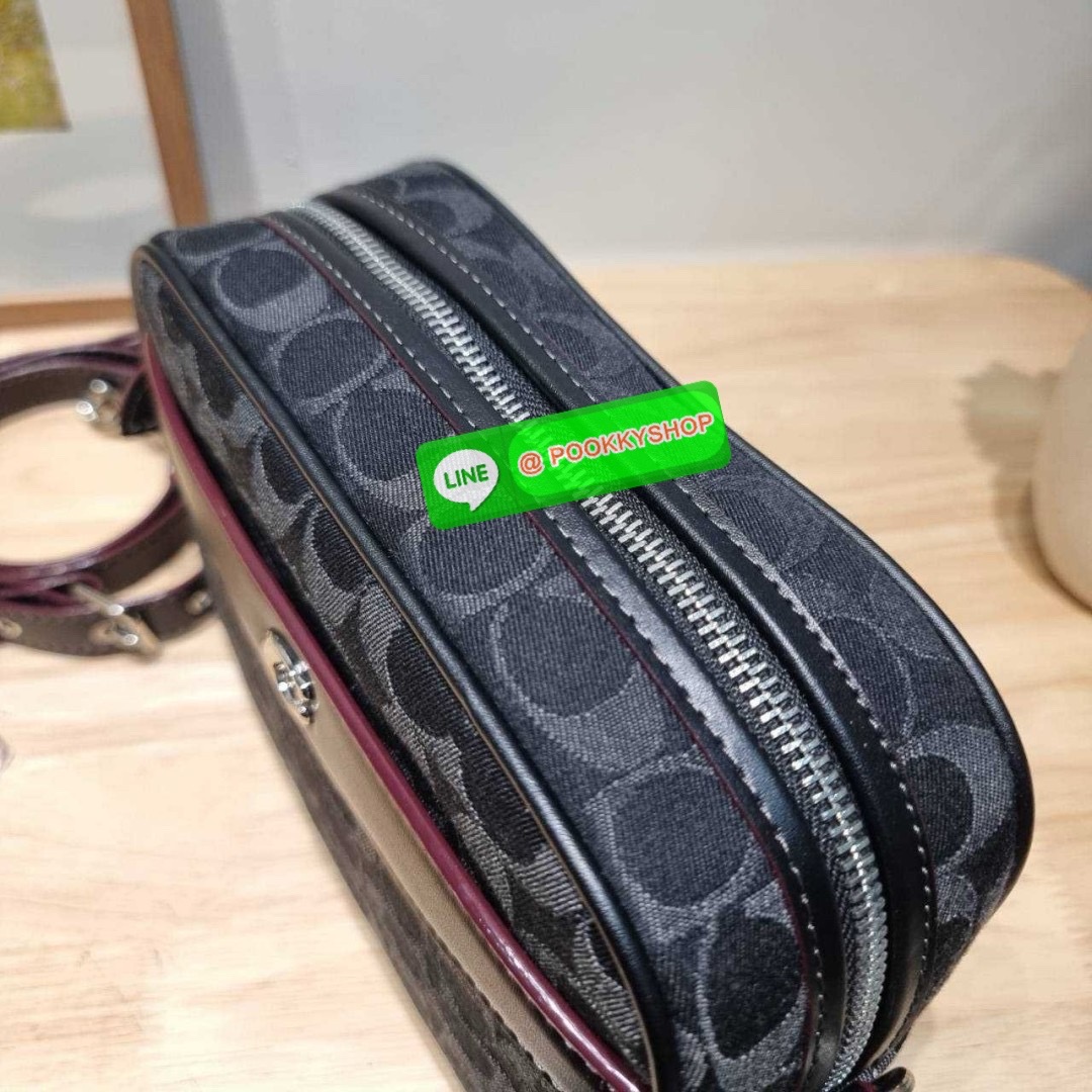 COACH CE744 CAMERA BAG IN SIGNATURE DENIM 🔆 Details สวยคลาสสิค ดูแพงเกินเรื่อง กับกระเป๋าสะพายข้างรูปทรง camera ที่มีความโดดเด่น ดีไซน์ออกมาให้ใช้งานสะดวกมากๆ ด้านหน้าจะมีช่องใส่ของจุกจิก ใส่บัตรหรือธนบัตรได้ ช่องหลักเปิด-ปิดด้วยซิป ภายในโล่งกว้าง