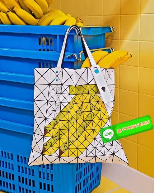 Baobao issey miyake Fruit กระเป๋าโท้ทซีรีย์รุ่นนี้มีลวดลายผลไม้น่ารัก ชิ้นส่วนตรงกลางถูกแทนที่ด้วยชิ้นส่วนต่างๆ ทําให้เกิดลวดลายดูมีมิติ เป็นขนาดที่เหมาะกับเอกสาร A4 และแล็ปท็อปขนาด 13 นิ้ว นอกจากนี้ยังมีกระเป๋าซิปด้านในที่สะดวกสําหรับจัดเก็บสิ่งของมีค่า